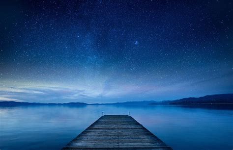 Stars Over the Lake : Büyülü atmosferiyle dinleyiciyi sakinleştiren ve derin bir meditasyona davet eden elektronik müzik parçası.